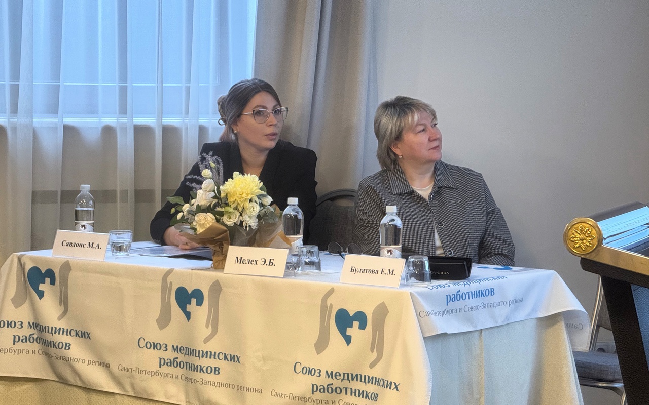 25 октября в Пскове состоялась Педиатрическая школа Северо-Западного федерального округа, посвященная обучению медицинских работников области. Мероприятие было организовано Министерством здравоохранения Российской Федерации, Министерством здравоохранения Псковской области и Союзом медицинских работников Санкт-Петербурга и Северо-Западного региона.

Мероприятие прошло под руководством ведущего федерального эксперта — д.м.н., профессора Елены Марковны Булатовой.

Главный врач Эльвира Борисовна Мелех вошла в число сопредседателей школы вместе с начальником отдела организации медицинской помощи детям и службы родовспоможения Министерства здравоохранения Псковской области Марией Александровной Савдонс.

Вместе с коллегами наши врачи-педиатры участвовали в интенсивном обучении, чтобы быть
в курсе самых современных и эффективных протоколов лечения.

Профессиональный диалог был сосредоточен
на самых актуальных вопросах педиатрии:

· ОРВИ: от простого к сложному. Как правильно лечить и предотвращать трагические исходы? Разбор реальных клинических случаев, включая скрытые пневмонии.
· Детское питание и здоровое пищевое поведение. Новые стандарты для детей с особыми потребностями, включая правильный подбор молочных смесей.
· Оценка физического развития. Работа с новыми нормативными документами для точной диагностики.
· Тактика лечения на догоспитальном этапе. Как безопасно помочь ребенку.
· Грамотное управление лихорадкой и др.

Это событие — важный шаг в развитии педиатрической службы региона и продолжение системной работы по повышению качества медицинской помощи детям нашего города и региона.